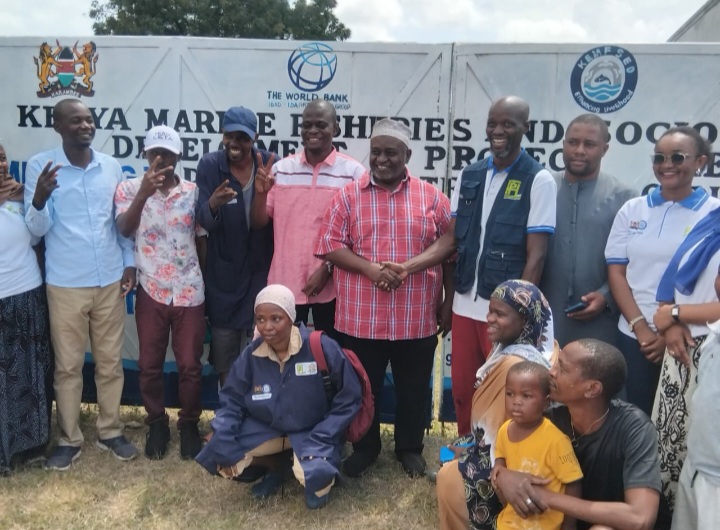 PHYG, KEMFSED and county guests at the farm