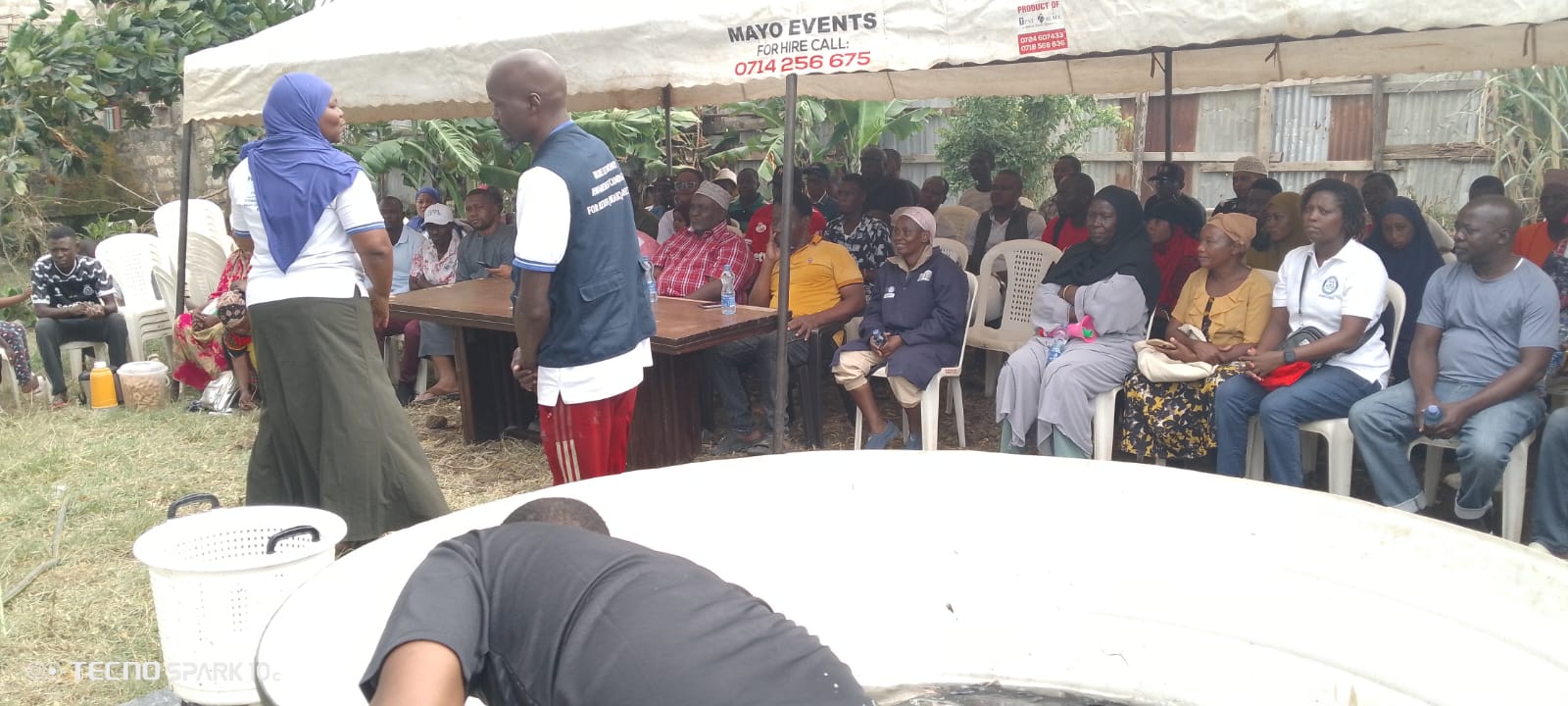 Harvest-day briefing with the community